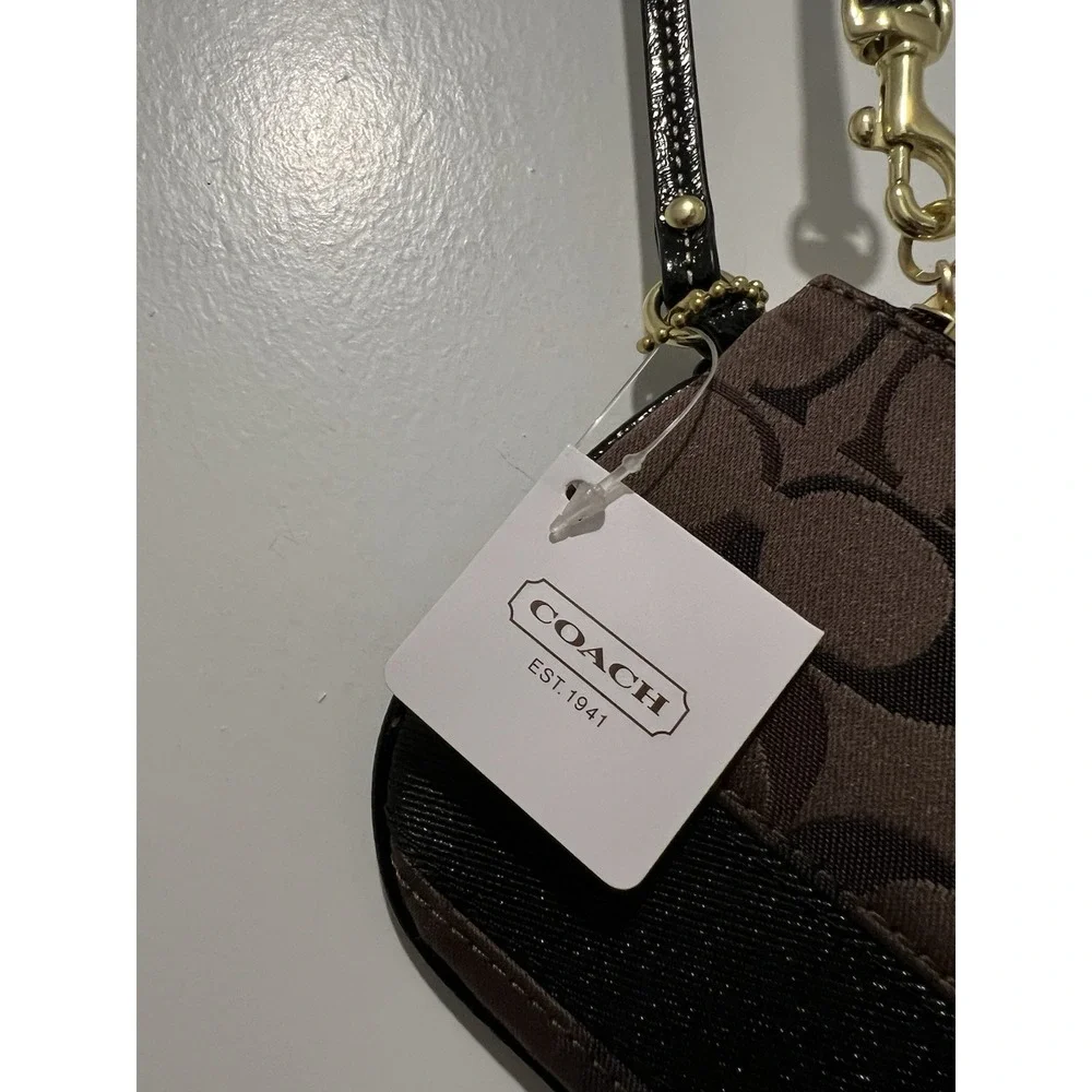 Coach corner zip